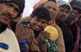 Ливийских беженцев перед смертью кормят бисквитами