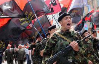 На Западной Украине бандеровцам раздают оружие