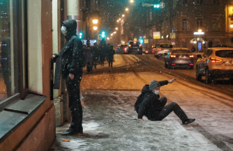 В Петербурге чистят дорогу к Смольному так, как в Москве чистят все улицы – Морозова