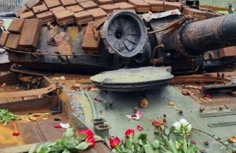 К российскому танку в Амстердаме несут цветы